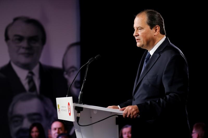 © Reuters. CAMBADÉLIS EXCLUT UNE CANDIDATURE DE HOLLANDE HORS PRIMAIRE