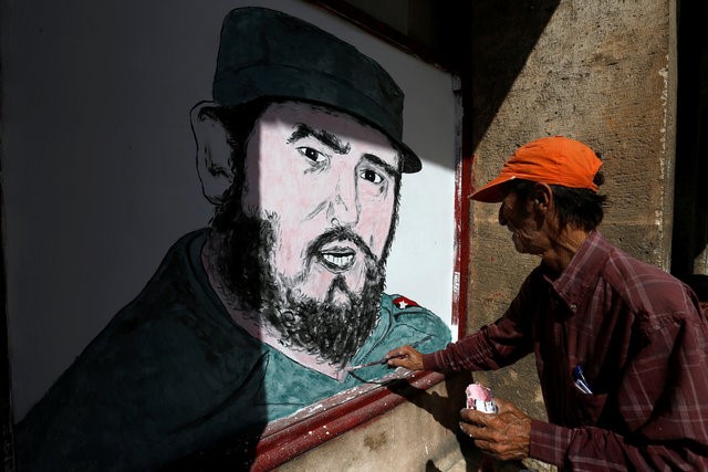 © Reuters. Artista local pinta retrato de Fidel Castro em Havana, Cuba