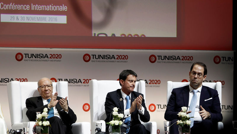 © Reuters. Tunisia's President Beji Caid Essebsi, French Prime Minister Manuel Valls and his Tunisian counterpart Youssef  Chahed applaud durring the opening of international investment conference Tunisia 2020, in Tunis