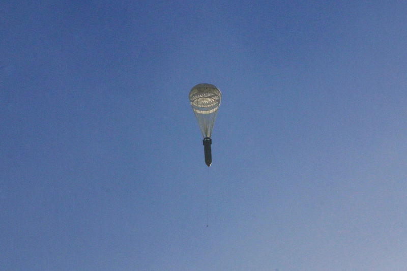 © Reuters. A missile hangs on a parachute while falling over the rebel-held besieged al-Qaterji neighbourhood of Aleppo