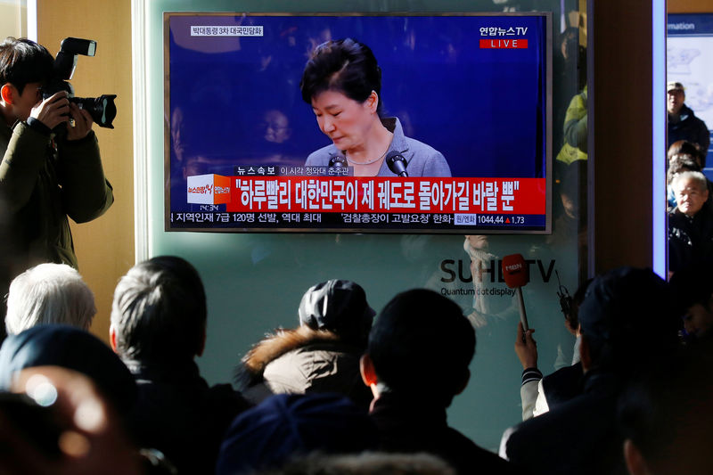 © Reuters. Pessoas assistem discurso da presidente da Coreia do Sul, Park Geun-hye, em Seul