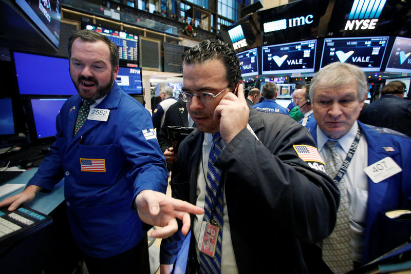 © Reuters. Traders work on the floor of the NYSE