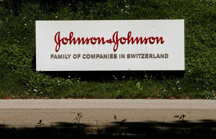 © Reuters. Logo of healthcare company Johnson & Johnson is seen in Zug