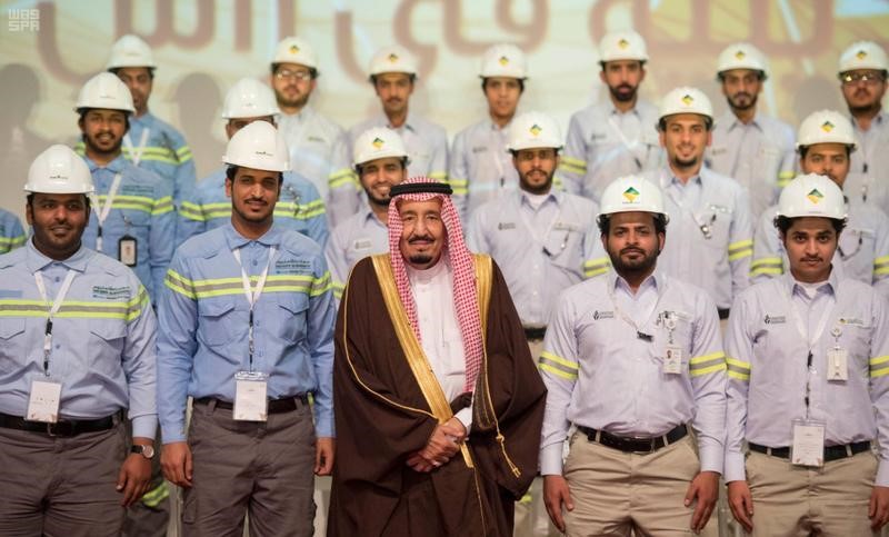 © Reuters. Saudi King Salman (C) attends the inauguration ceremony of several energy projects in Ras Al Khair
