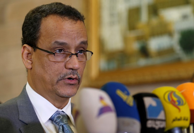 © Reuters. United Nations envoy for Yemen, Ismail Ould Cheikh Ahmed speaks to reporters upon his departure at Sanaa airport following a visit to Sanaa, Yemen