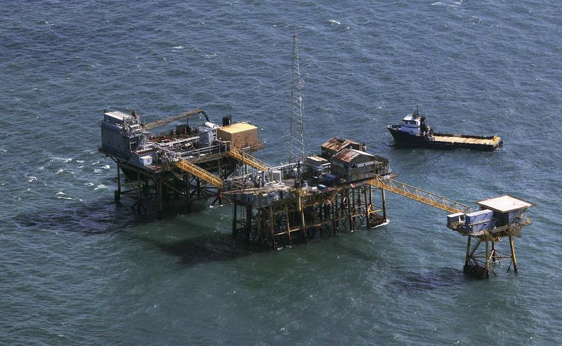 © Reuters. File photo of rescue crews surrounding Black Elk oil platform in the Gulf of Mexico