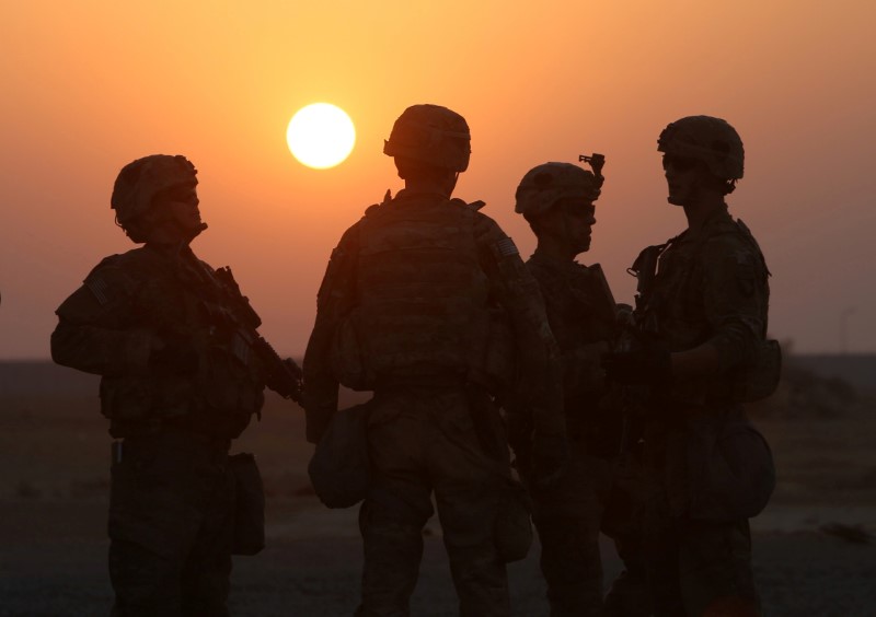 © Reuters. American soldiers are seen at the U.S. army base in Qayyara, south of Mosul