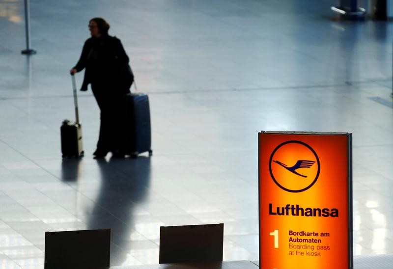 © Reuters. A passenger walks through a terminal during a pilots strike of the German airline Lufthansa at Frankfurt airport