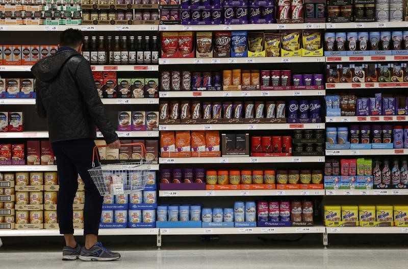 © Reuters. A shopper browses items at a Sainsbury's store in London