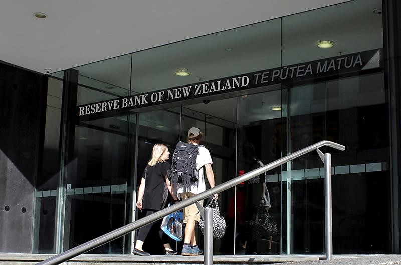 © Reuters. Two people walk towards the entrance of the Reserve Bank of New Zealand located in the New Zealand capital city of Wellington