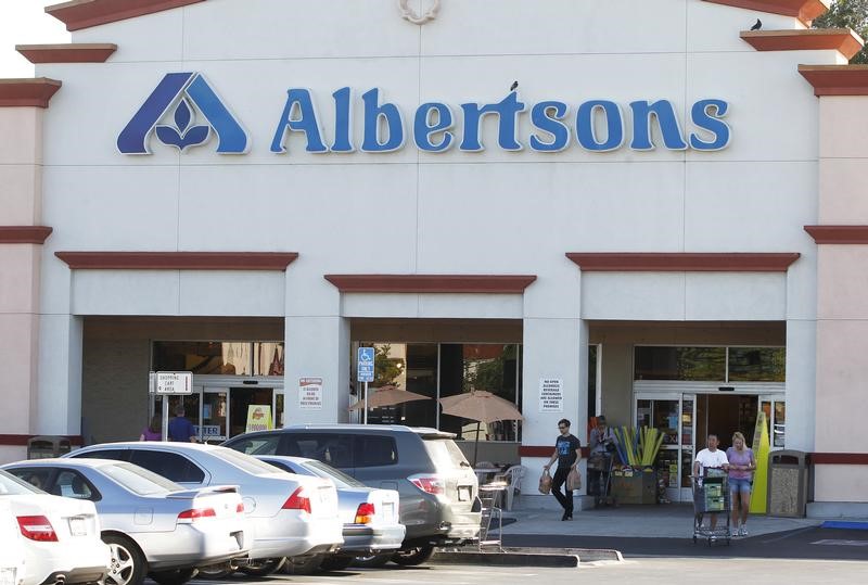 © Reuters. Customers leave an Albertsons grocery store with their purchases in Burbank, California