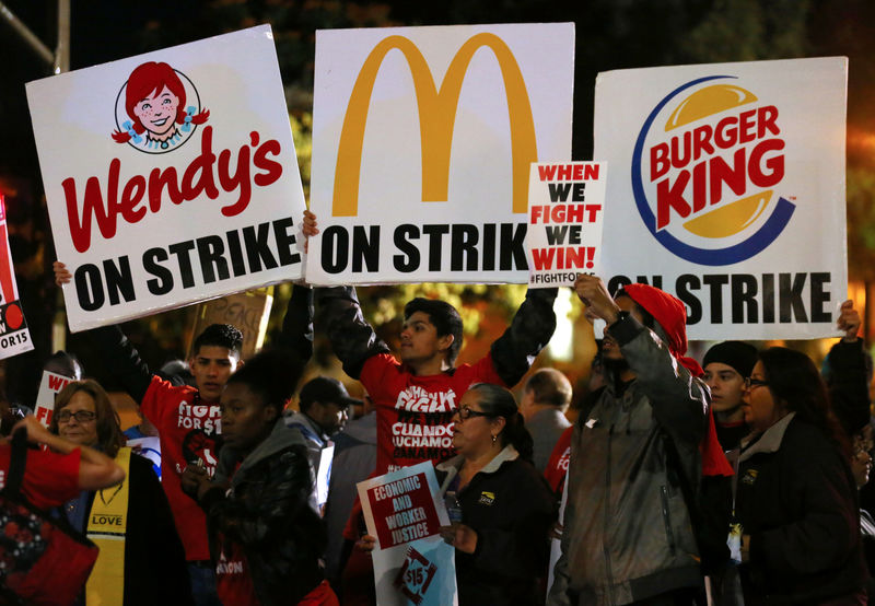 © Reuters. Demonstrators in the "Fight for $15" wage protest are joined by social justice activists at a rally in downtown  San Diego, California