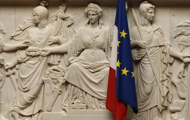 © Reuters. France and European flags are seen at the National Assembly, in Paris