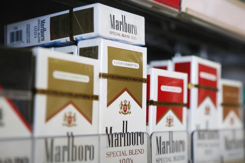 © Reuters. Packs of Marlboro cigarettes are displayed for sale at a convenience store in Somerville