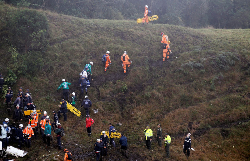© Reuters. Operan a los supervivientes del accidente aéreo en Colombia