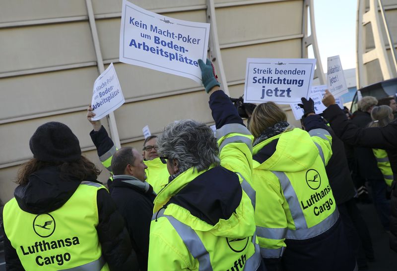 © Reuters. Ground staff of German airline Lufthansa protest against the ongoing stikes of Lufthansa pilots at Frankfurt airport