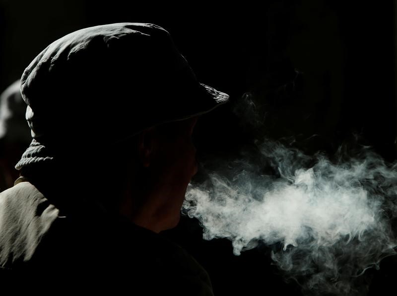 © Reuters. دراسة:التدخين يزيد خطر الإصابة بأزمات قلبية لدى البالغين الشبان بثمانية أمثاله