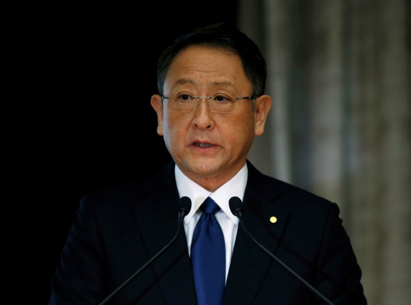 © Reuters. Toyota Motor Corp President Akio Toyoda speaks during their joint news conference with Suzuki Motor Chairman and CEO Osamu Suzuki in Tokyo