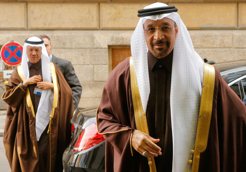 © Reuters. Saudi Arabia's Energy Minister al-Falih arrives for an OPEC meeting in Vienna