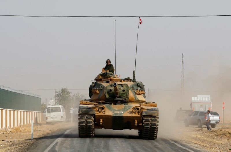 © Reuters. A Turkish army tank drives towards to the border in Karkamis on the Turkish-Syrian border in the southeastern Gaziantep province