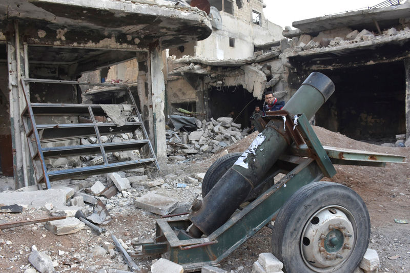 © Reuters. Arma abandonada em meio a destroços no bairro de Al-Sakhour, na cidade síria de Aleppo