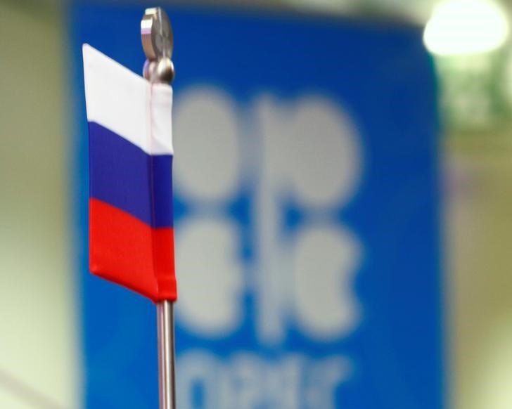 © Reuters. Флаг России и логотип ОПЕК на пресс-конференции в Вене
