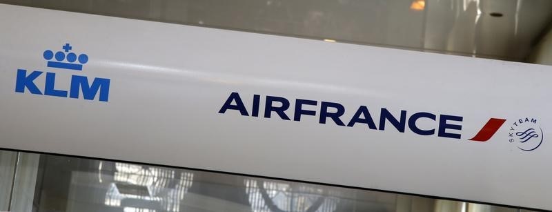 © Reuters. AIR FRANCE-KLM, EN BAS DU SBF120 À LA MI-SÉANCE