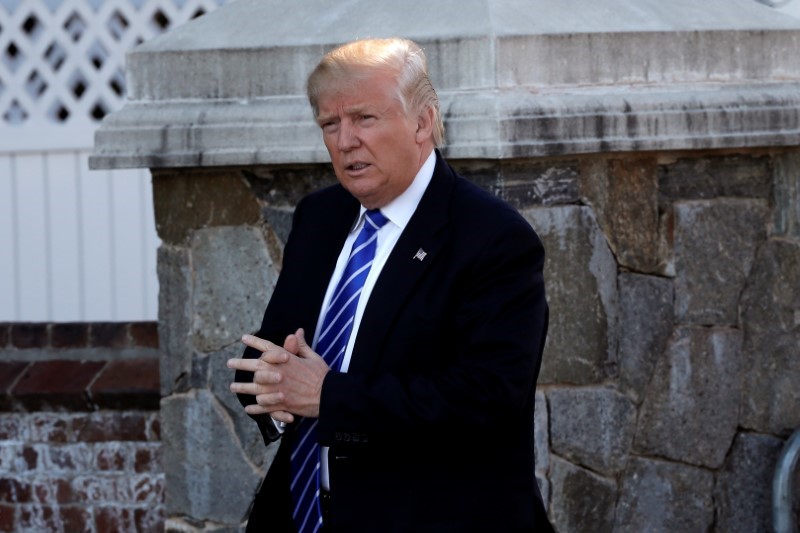 © Reuters. U.S. President-elect Donald Trump arrives at the the main clubhouse at Trump National Golf Club in Bedminster