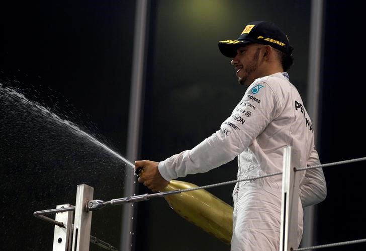 © Reuters. رؤساء فرق فورمولا 1 يختارون هاميلتون أفضل سائق وروزبرج الثالث