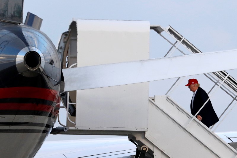 © Reuters. U.S. President-elect Donald Trump boards his aircraft in West Palm Beach