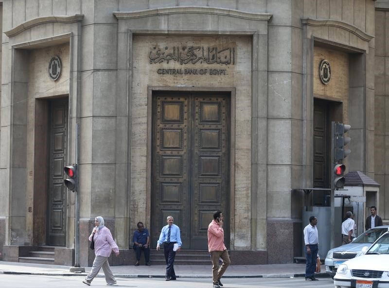 © Reuters. مصرفيون: المركزي المصري يسمح للبنوك بتوفير مزيد من النقد الأجنبي للعملاء