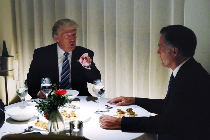 © Reuters. Presidente eleito dos EUA, Donald Trump, durante jantar com o ex-governador de Massachusetts Mitt Romney em restaurante de Nova York