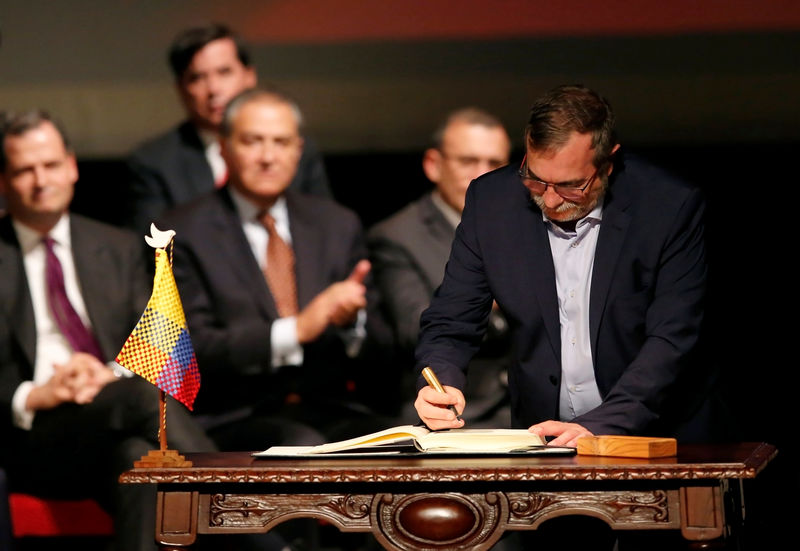 © Reuters. Líder das Farc, Rodrigo Londoño, conhecido como Timochenko, assina acordo de paz revisado com o governo colombiano