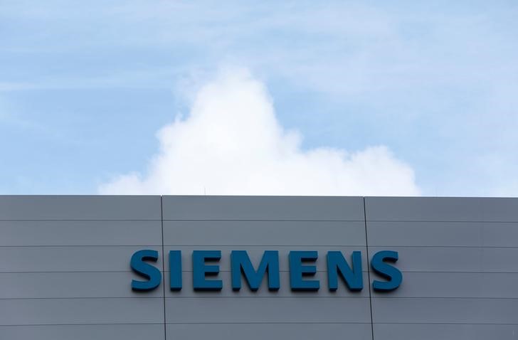 © Reuters. Siemens logo is pictured at building of manufacturing plant Siemens Healthineers in Forchheim