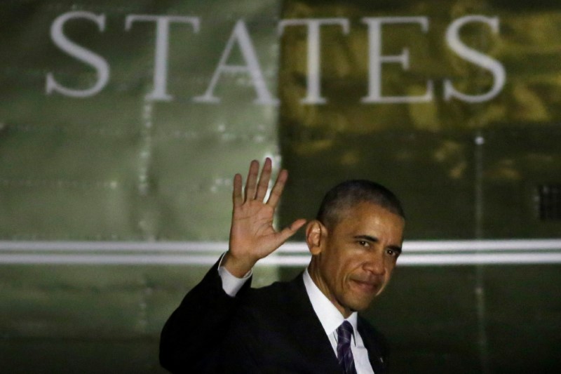 © Reuters. U.S. President Barack Obama waves as he walks on the South Lawn of the White House in Washington