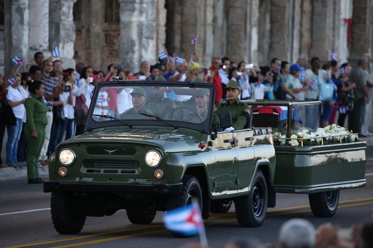 © Reuters. Veículo militar transporta as cinzas de Fidel Castro pelas ruas de Havana , dando início a jornada de 3 dias até a cidade de Santiago de Cuba