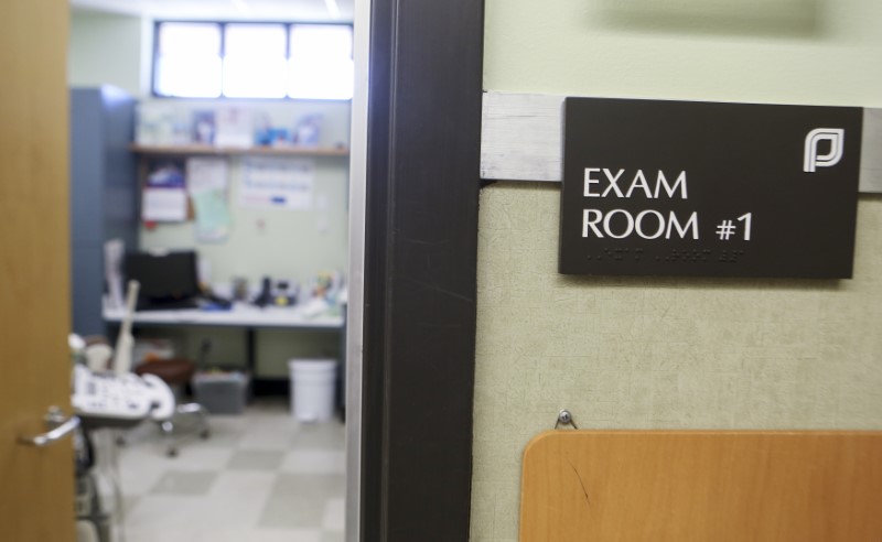 © Reuters. An exam room at the Planned Parenthood South Austin Health Center is shown in Austin