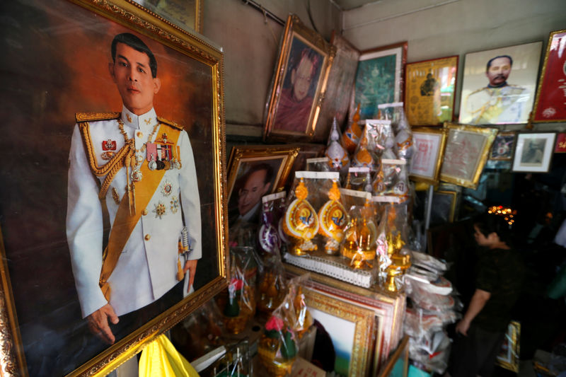 © Reuters. A picture of Crown Prince Maha Vajiralongkorn is displayed for sale at a royal memorabilia shop in Bangkok