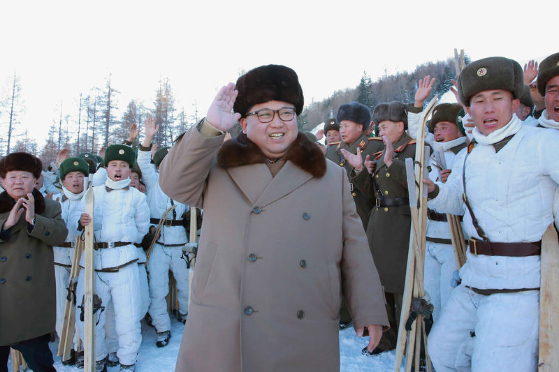 © Reuters. North Korean leader Kim Jong Un provides guidance to the skiing training of the mountain infantry battalion under KPA Unit 1045