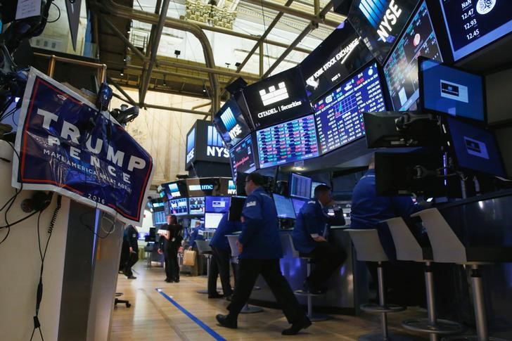 © Reuters. Предвыборный плакат Дональда Трампа на фондовой бирже в Нью-Йорке