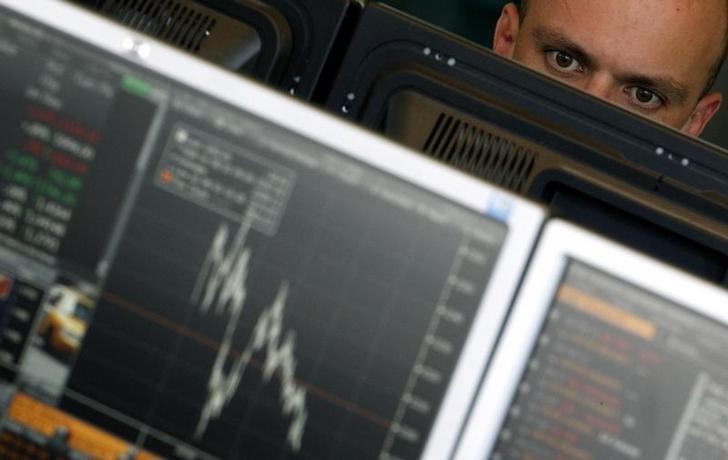 © Reuters. Брокер следит за стоимостью акций в биржевом зале Цюриха