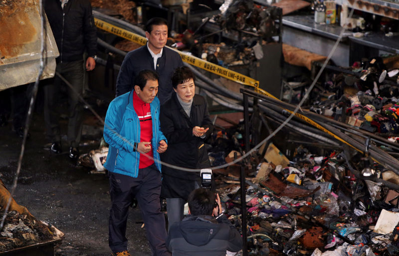© Reuters. South Korean President Park Geun-hye visits the scene of a fire at a traditional market in Daegu