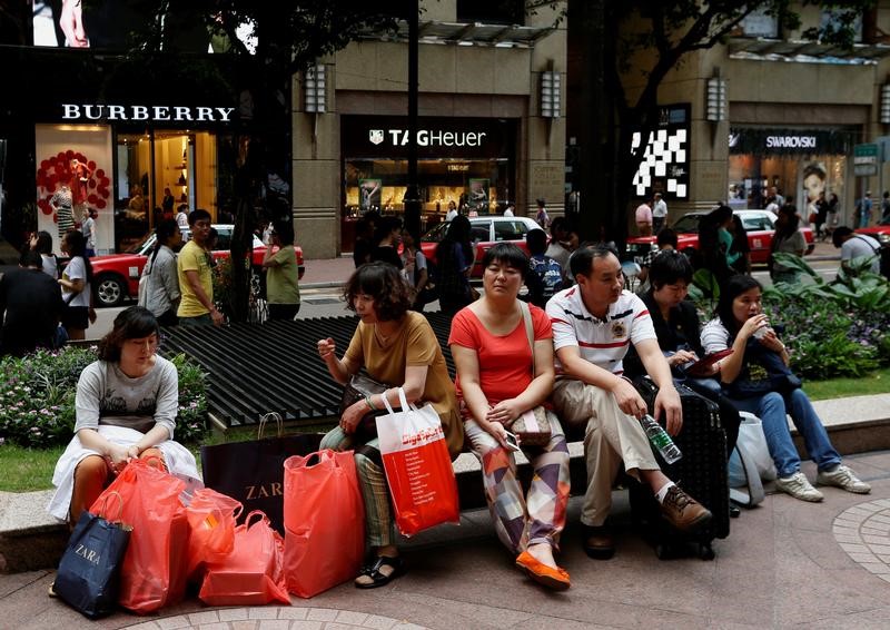 © Reuters. Shoppers rest outside a shopping mall on Russell Street at Hong Kong's Causeway Bay shopping district