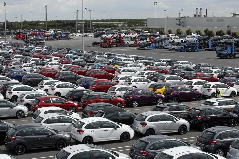 © Reuters. LE MARCHÉ AUTO REBONDIT