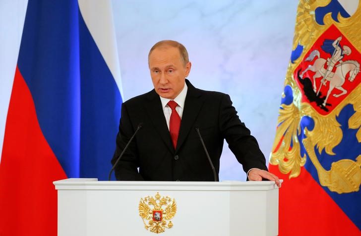 © Reuters. Президент РФ Владимир Путин выступает с посланием Федеральному собранию в Кремле