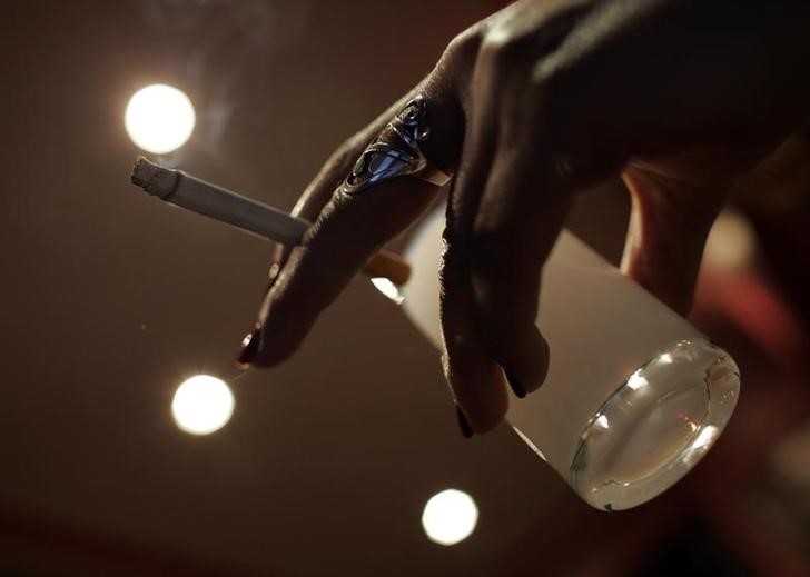 © Reuters. الجريدة الرسمية: تركيا ترفع الضريبة على السجائر والمشروبات الكحولية