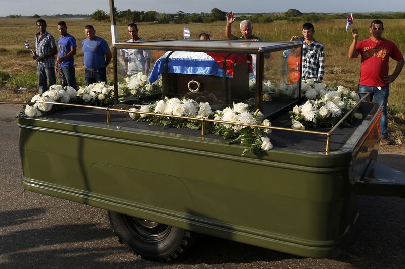 © Reuters. Caravana com as cinzas de Fidel Castro passa por estrada de Colón