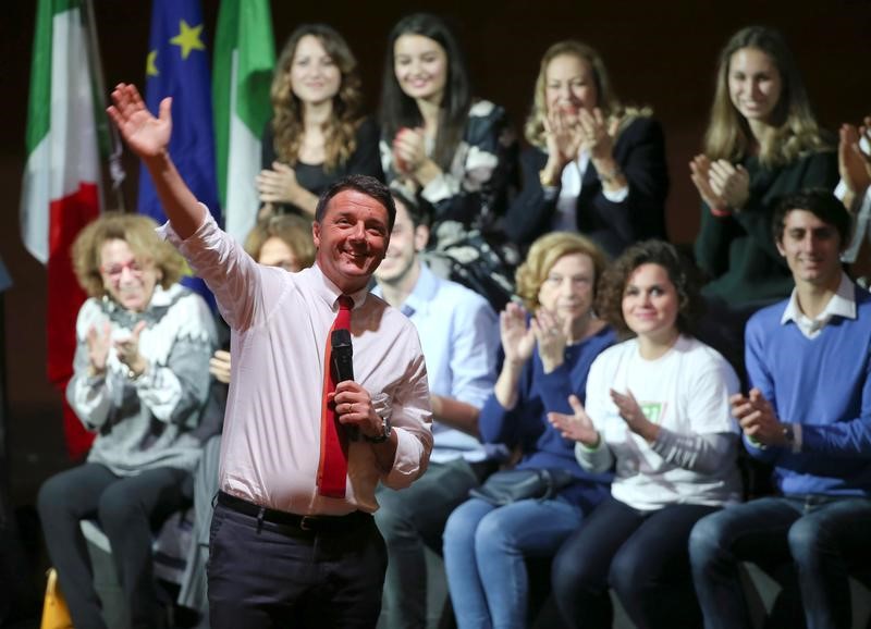© Reuters. Italian Prime Minister Matteo Renzi waves as he talks during a meeting in support of the 'Yes' vote in the upcoming constitutional reform referendum in Rome