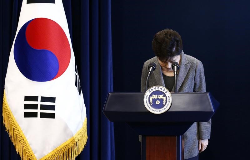 © Reuters. South Korean President Park Geun-Hye bows during an address to the nation, at the presidential Blue House in Seoul