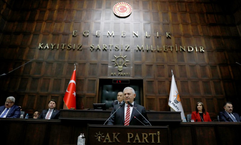 © Reuters. Turkey's Prime Minister Binali Yildirim addresses members of parliament from his ruling AK Party during a meeting at the Turkish parliament in Ankara